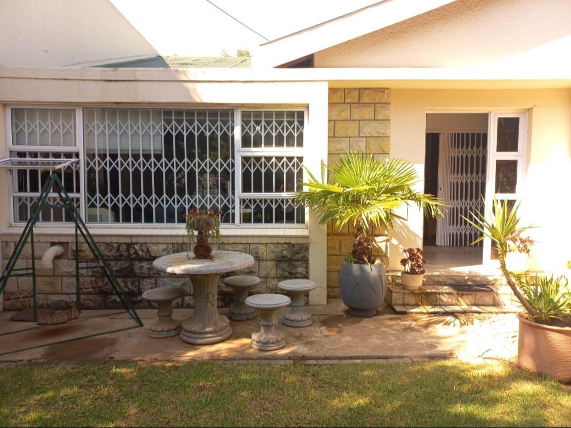 Anri Guesthouse Bloemfontein Bagian luar foto