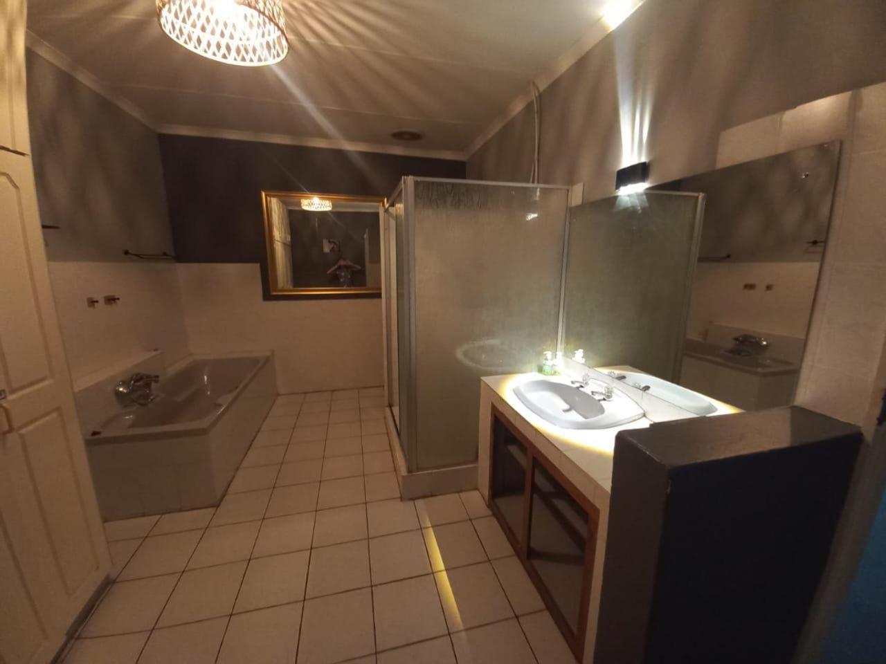 Anri Guesthouse Bloemfontein Bagian luar foto