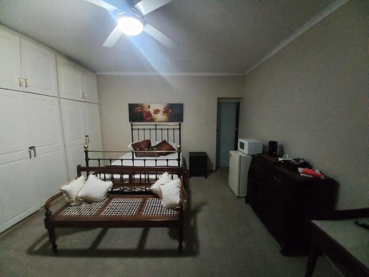 Anri Guesthouse Bloemfontein Bagian luar foto