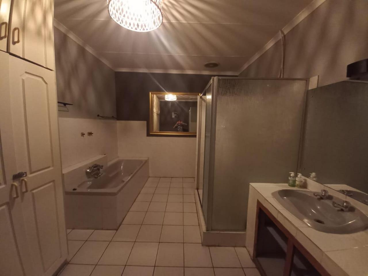 Anri Guesthouse Bloemfontein Bagian luar foto