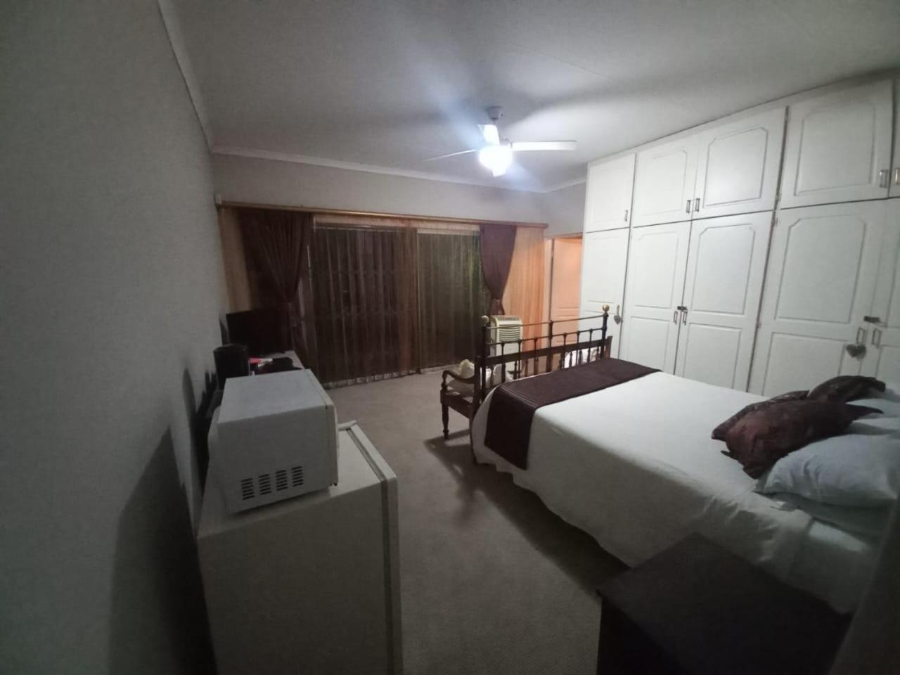 Anri Guesthouse Bloemfontein Bagian luar foto