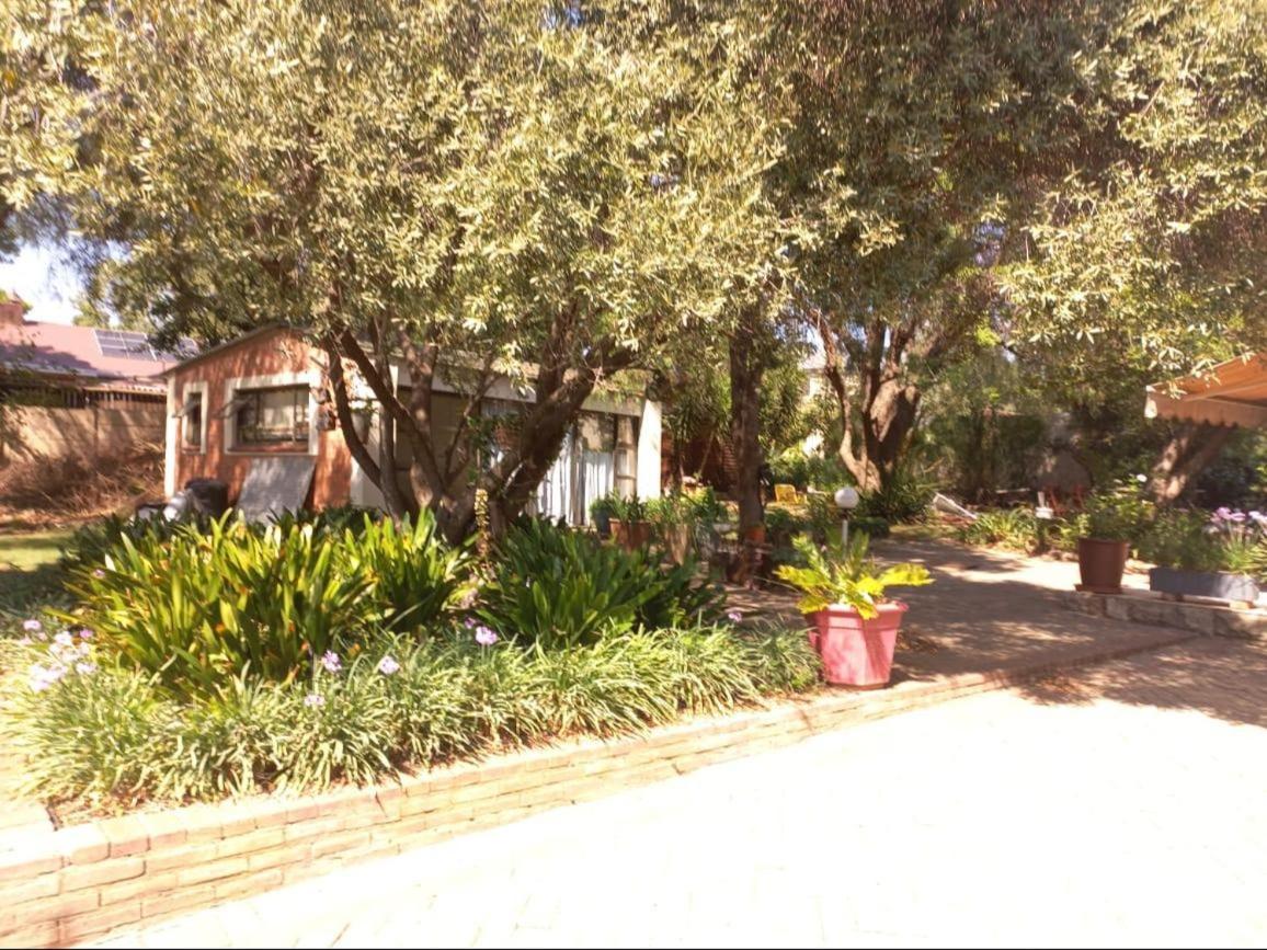 Anri Guesthouse Bloemfontein Bagian luar foto
