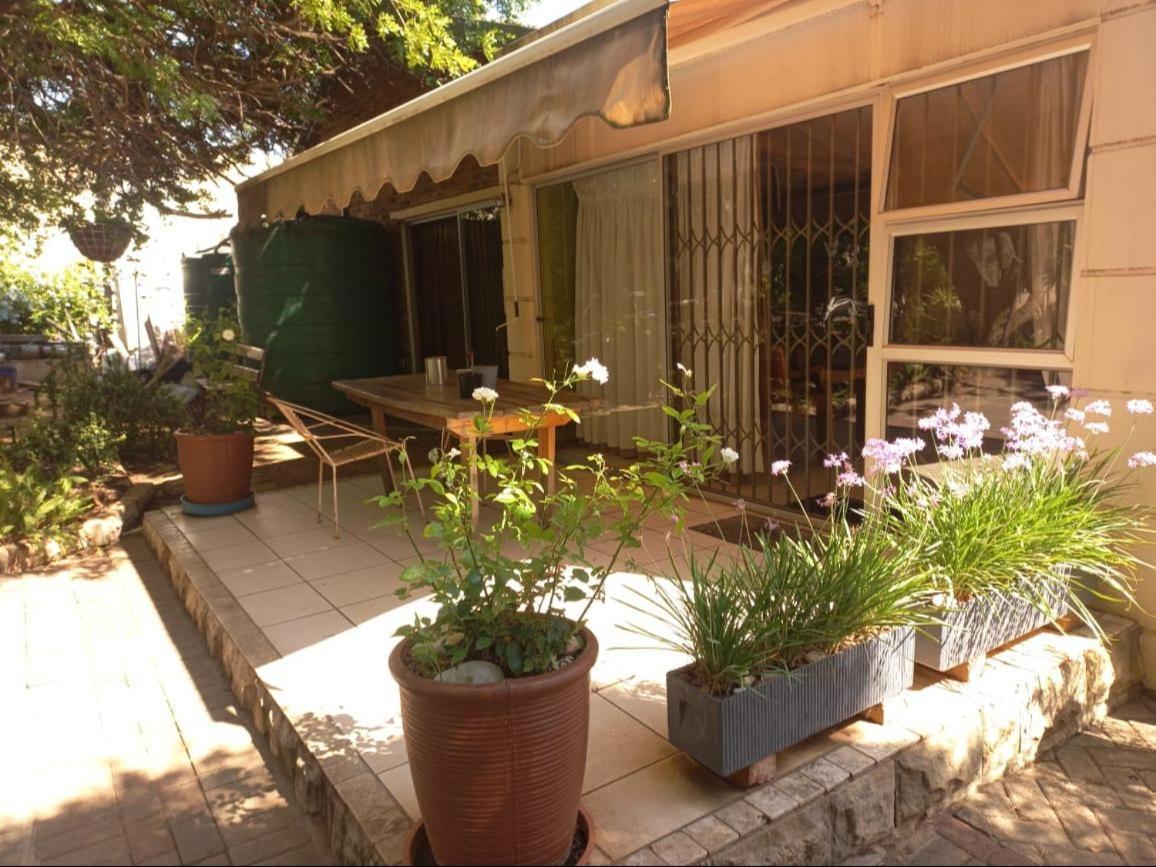 Anri Guesthouse Bloemfontein Bagian luar foto