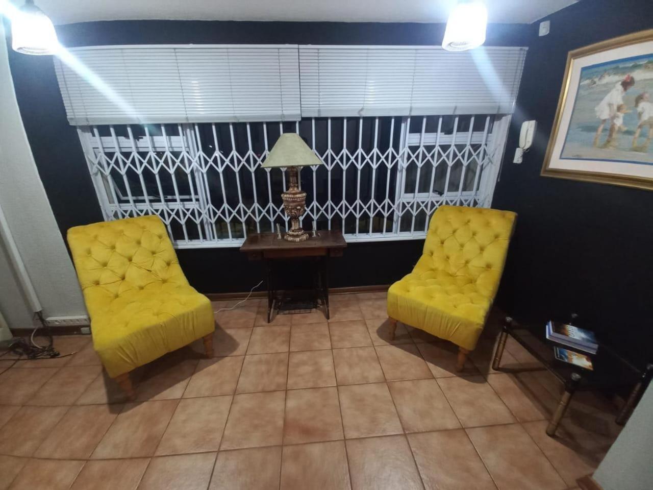Anri Guesthouse Bloemfontein Bagian luar foto