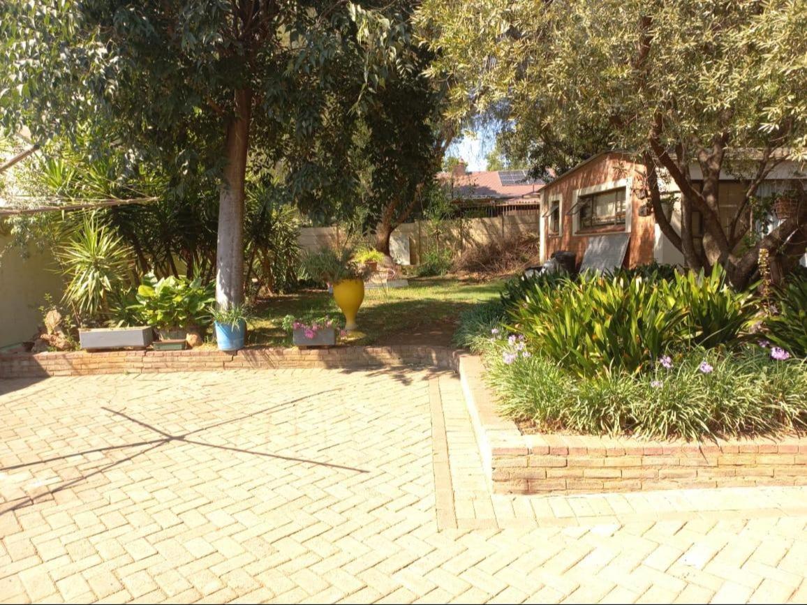 Anri Guesthouse Bloemfontein Bagian luar foto