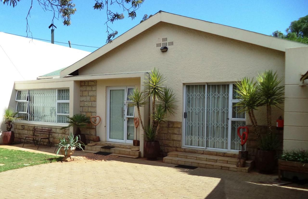 Anri Guesthouse Bloemfontein Bagian luar foto
