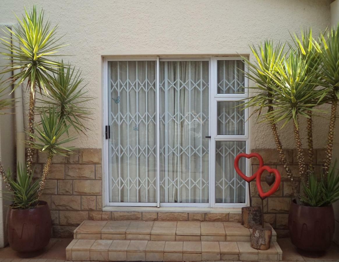 Anri Guesthouse Bloemfontein Bagian luar foto